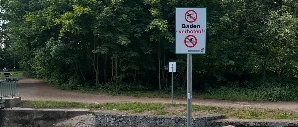 Badeverbots-Schild an der Panke in Berlin-Pankow.