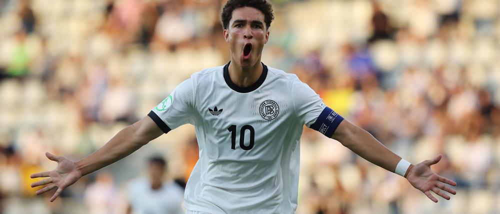 Bei der U19-EM erzielte Darvich in der Vorrunde ein Tor gegen England - nun soll er nach Stuttgart kommen.