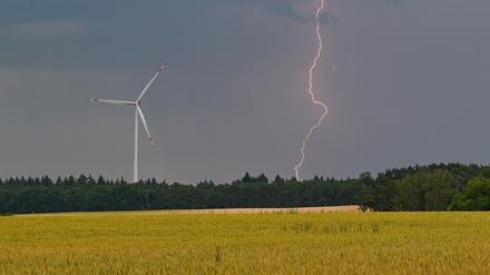 Ein Blitz eines Gewitters leuchtet über einer Landschaft in Brandenburg.