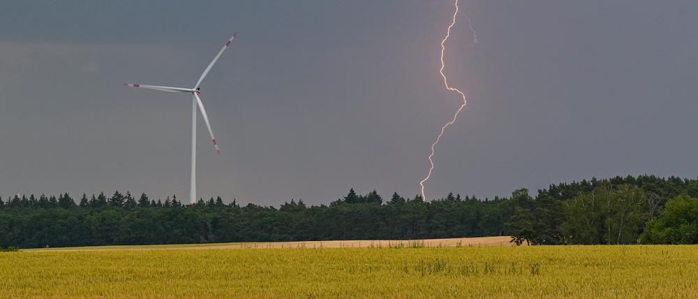 Ein Blitz eines Gewitters leuchtet über einer Landschaft in Brandenburg.