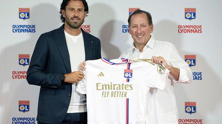 Im Zentrum der Proteste: Lysons Clubbesitzer John Textor - hier bei der Vorstellung des ehemaligen Trainers Fabio Grosso.