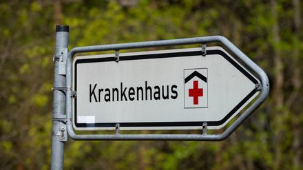 Ein Schild weist den Weg zu einer Klinik.