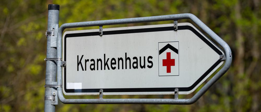 Ein Schild weist den Weg zu einer Klinik.