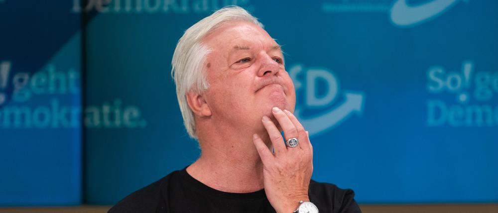 Jürgen Elsässer, Chefredakteur von „Compact“, sitzt bei einer Pressekonferenz zum Urteil vom Bundesverwaltungsgericht in Leipzig über das Verbot des rechtsextremen Magazin.
