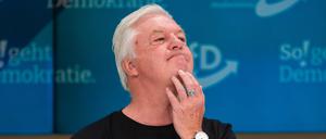 Jürgen Elsässer, Chefredakteur von „Compact“, sitzt bei einer Pressekonferenz zum Urteil vom Bundesverwaltungsgericht in Leipzig über das Verbot des rechtsextremen Magazin.