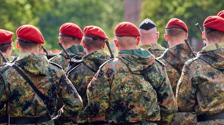 Eine Gruppe von Soldaten der Bundeswehr in Tarnuniformen.