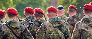 Volkach, Bavaria, Germany - October 1, 2024: A group of soldiers of the German Armed Forces in camouflage uniforms stand in formation armed with rifles at a military roll call *** Eine Gruppe von Soldaten der Deutschen Bundeswehr in Tarnuniformen stehen in Formation mit Gewehr Bewaffnet bei einem Militär Appell