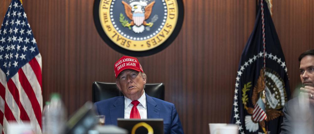 „Make America Great Again“ – seine Zollpolitik soll dabei helfen: US-Präsident Donald Trump im Juni im Weißen Haus.