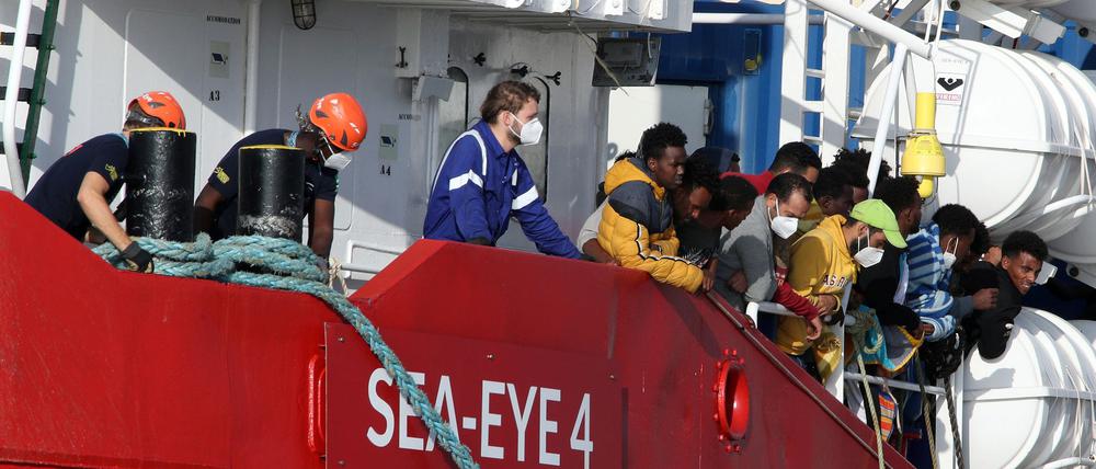 Die Seenotretter fürchten, dass sie künftig weniger Menschen helfen können. (Archivbild)