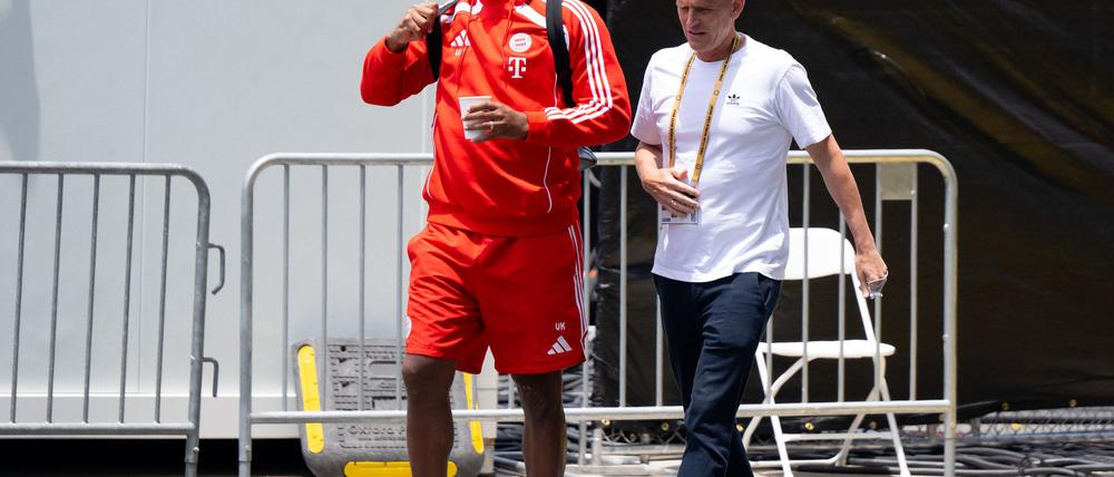 Sportdirektor Christoph Freund (r) und Trainer Vincent Kompany in Charlotte.