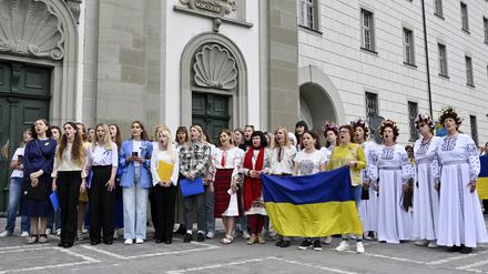 Ein Chor von über 70 ukrainischen Flüchtlingen aus der Schweiz führt in Luzern Beethovens „Ode an die Freude“ auf.  