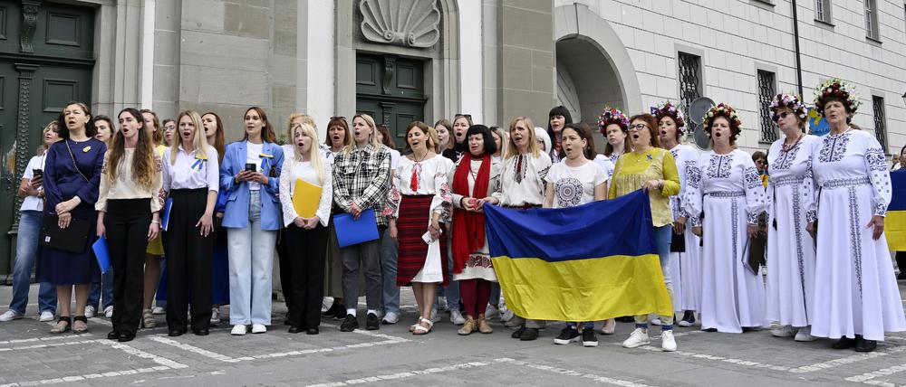Ein Chor von über 70 ukrainischen Flüchtlingen aus der Schweiz führt in Luzern Beethovens „Ode an die Freude“ auf.