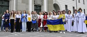 Ein Chor von über 70 ukrainischen Flüchtlingen aus der Schweiz führt in Luzern Beethovens „Ode an die Freude“ auf.  