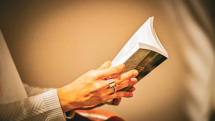 Exklusive Lektüre. Als Geburtstagsgeschenk eignen sich vor allem jungfräuliche Bücher. 