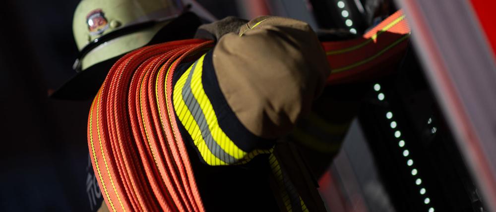 In einer Lagerhalle in Ulm ist in der Nacht ein Brand ausgebrochen. (Symbolbild)