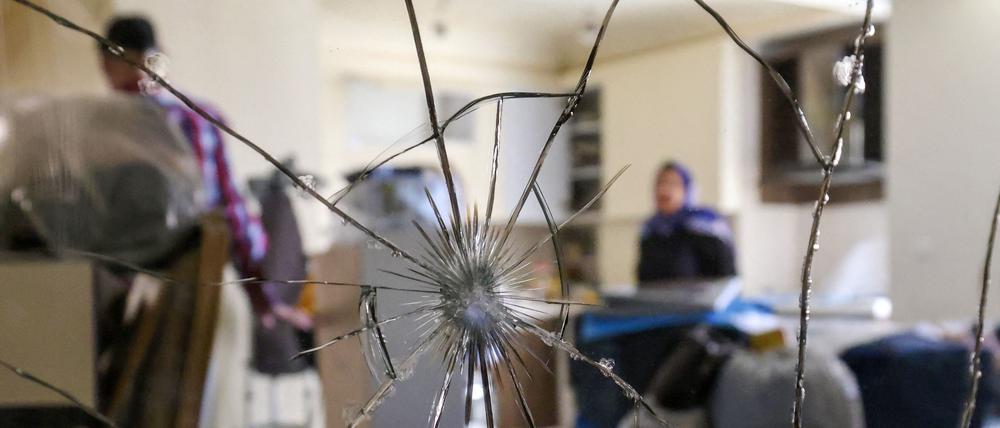 Bewohner in Teheran packen ihre Sachen, nachdem ihr Wohnhaus von einer israelischen Bombe getroffen wurde.