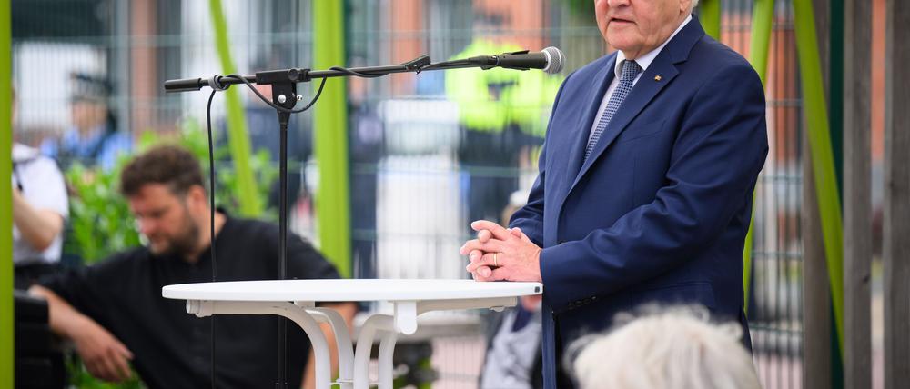 Bundespräsident Frank-Walter Steinmeier hat sich zur Aufhebung des Verbots für das rechtsextreme „Compact“-Magazin geäußert.