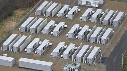 Ein Batteriepark in der Lausitz. Ein im nordrhein-westfälischen Waltrop geplanter Batteriepark soll bis 2028 ebenfalls in Containerbauweise errichtet werden. (Symbolbild)