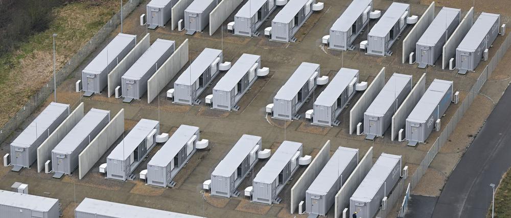 Ein Batteriepark in der Lausitz. Ein im nordrhein-westfälischen Waltrop geplanter Batteriepark soll bis 2028 ebenfalls in Containerbauweise errichtet werden. (Symbolbild)
