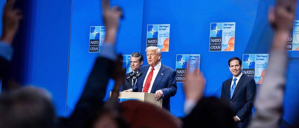 US-Präsident Donald Trump vor der Presse beim Nato-Gipfel.