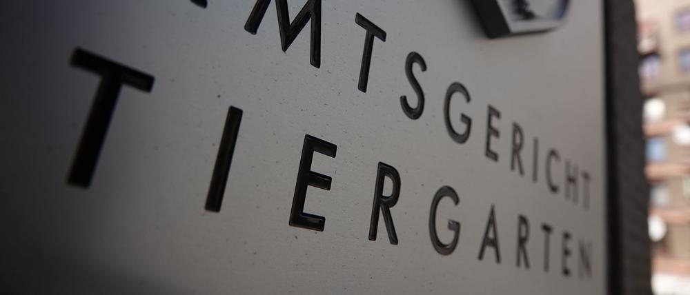 Der Schriftzug „Amtsgericht Tiergarten“ ist auf einem Schild am Gericht zu lesen.