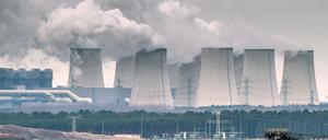 ARCHIV - Blick über Abraumhalden des Jänschwalder Braunkohletagebaus auf die qualmenden Kühltürme des Braunkohlekraftwerkes der Vattenfall AG am 04.01.2015 in Jänschwalde (Brandenburg). Foto: Patrick Pleul/dpa (zu dpa "Die Kohle im Boden lassen - das kann sich bald wirtschaftlich rechnen" vom 05.03.2015) +++(c) dpa - Bildfunk+++