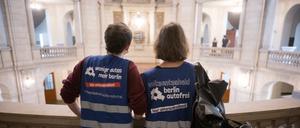 Sprecher der Initiative „Volksentscheid Berlin autofrei“ stehen vor der Entscheidungsverkündung des Verfassungsgerichtshofs zur Zulässigkeit der Initiative im Gerichtsgebäude. 
