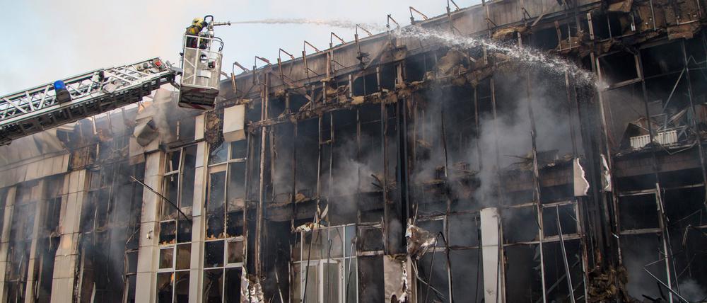 Ein ausgebranntes Geschäftshaus in Kiew nach einem russischen Raketenangriff.