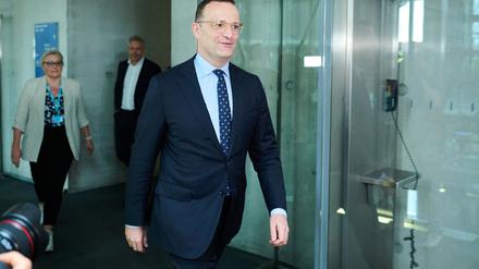 Unionsfraktionschef Jens Spahn auf dem Weg in den Haushaltsausschuss des Bundestages.