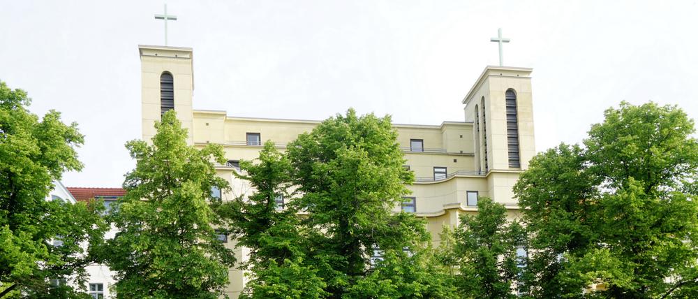 Die katholische Kirche St. Kamillus in Berlin-Charlottenburg wird geschlossen und verkauft.
