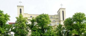 Die katholische Kirche St. Kamillus in Berlin-Charlottenburg wird geschlossen und verkauft.