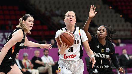 Das deutsche Team um Luisa Geiselsöder (links) und Alexis Peterson (rechts) hatte gegen Belgien (im Bild Julie Vanloo) das Nachsehen.