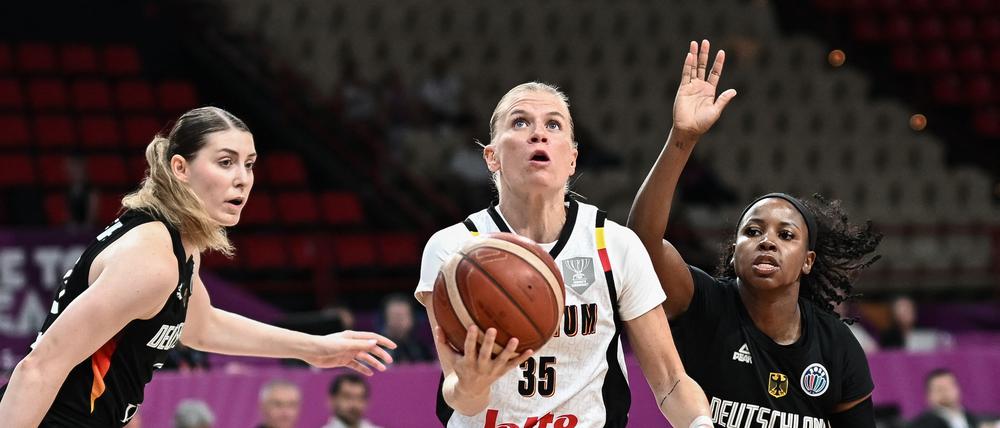 Das deutsche Team um Luisa Geiselsöder (links) und Alexis Peterson (rechts) hatte gegen Belgien (im Bild Julie Vanloo) das Nachsehen.