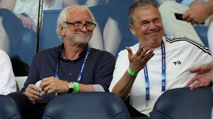 Rudi Völler (l) und Andreas Rettig sehen sich ein Spiel der U21 bei der EM an