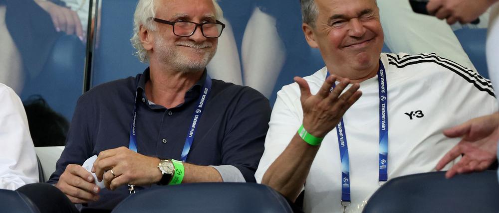 Rudi Völler (l) und Andreas Rettig sehen sich ein Spiel der U21 bei der EM an