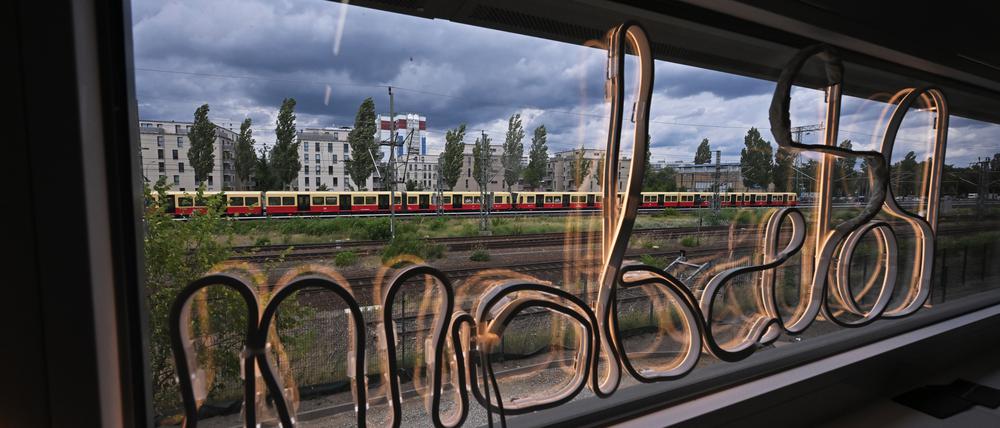 Der Potsdamer Kunstverein Artifact e.V. macht mit 26 Künstler:innen und der Partnerstadt Bobigny Lagerräume zu Denkräumen über Isolation, Widerstand und Norm. Die Lichtanimation, mit dem Schriftzug Potsdam ist von der Künstlerin Natalia Irina Roman. Foto: Ottmar Winter PNN