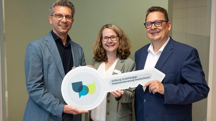Die symbolische Schlüsselübergabe: Die beiden Vorstandsmitglieder der Stiftung UPD Dr. Katharina Graffmann-Weschke (m.) und Sven Arndt (l.) mit dem Patientenbeauftragten Stefan Schwartze (r.) bei der Eröffnung der Beratungsstelle Berlin. 