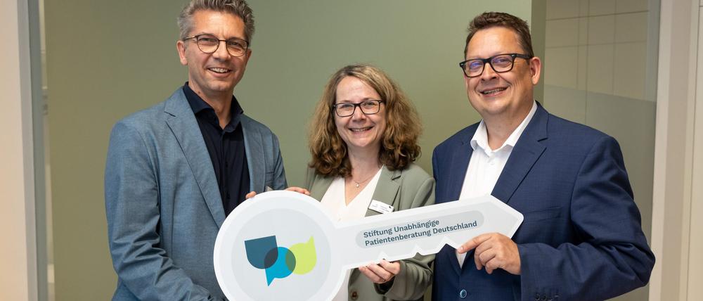 Die symbolische Schlüsselübergabe: Die beiden Vorstandsmitglieder der Stiftung UPD Dr. Katharina Graffmann-Weschke (m.) und Sven Arndt (l.) mit dem Patientenbeauftragten Stefan Schwartze (r.) bei der Eröffnung der Beratungsstelle Berlin. 