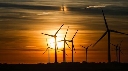 Wind- und Solarenergie können die Strompreise langfristig sinken lassen. (Illustration)