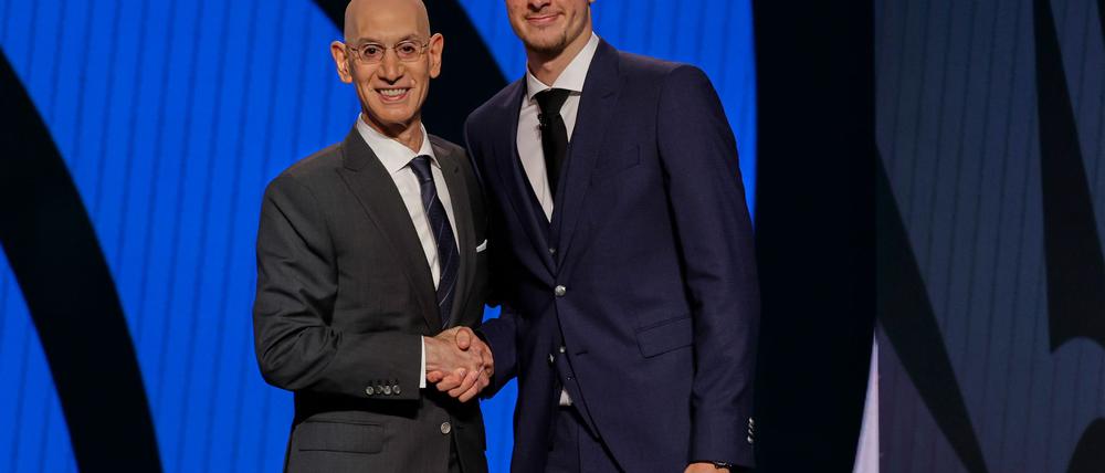 Cooper Flagg (rechts) mit NBA-Boss Adam Silver. Flagg spielt künftig für die Dallas Mavericks.