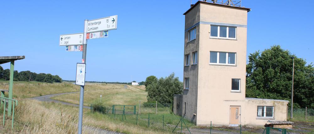 Für ein Mindestgebot von 5.000 Euro kann der Turm direkt an der Elbe zwischen Wittenberge und Lenzen erworben werden. 