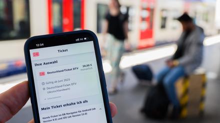 Nutzerinnen und Nutzer müssen sich ab 2029 auf einen deutlich höheren Preis beim Deutschlandticket einstellen. (Symbolbild)
