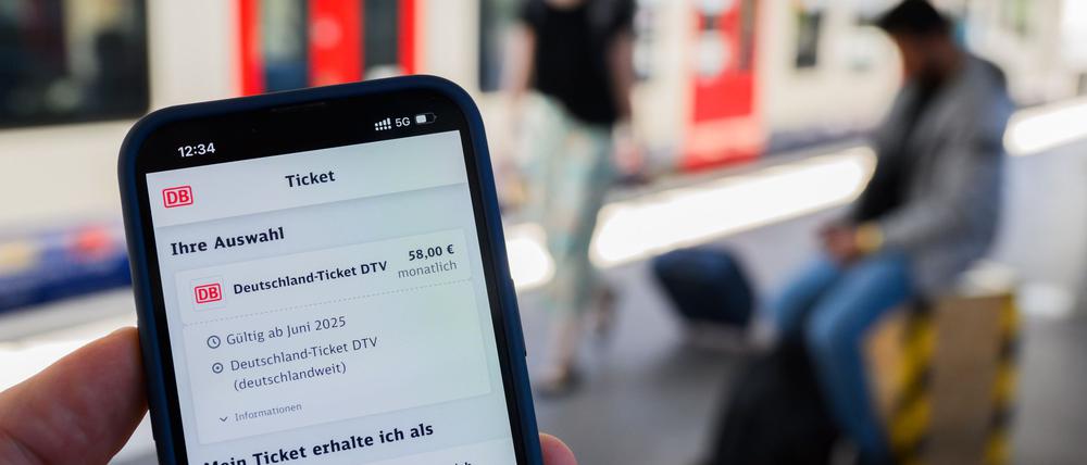 Nutzerinnen und Nutzer müssen sich ab 2029 auf einen deutlich höheren Preis beim Deutschlandticket einstellen. (Symbolbild)