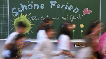 Auf sechs Wochen Sommerferien können sich Schülerinnen und Schüler in Deutschland freuen. (Archivbild)