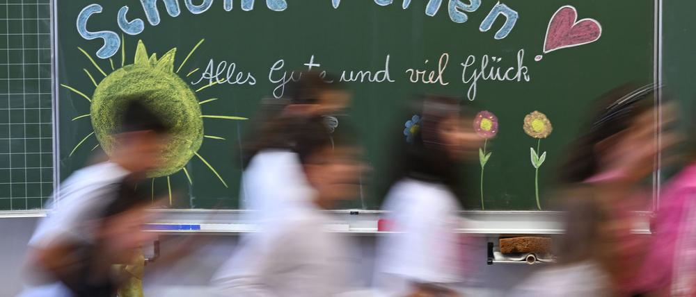Auf sechs Wochen Sommerferien können sich Schülerinnen und Schüler in Deutschland freuen. (Archivbild)
