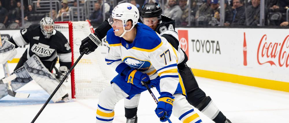 JJ Peterka (vorn) wechselt in der NHL von Buffalo Sabres nach Utah.
