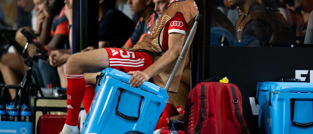 Auch als Reservist immer für etwas Besonderes gut: Thomas Müller verfolgt das Spiel gegen Boca Juniors auf einer Kühlbox sitzend.