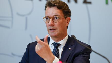 Hendrik Wüst (CDU), Ministerpräsident des Landes Nordrhein-Westfalen, nimmt an einem Pressegespräch im Düsseldorfer Landtag teil.