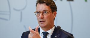 Hendrik Wüst (CDU), Ministerpräsident des Landes Nordrhein-Westfalen, nimmt an einem Pressegespräch im Düsseldorfer Landtag teil.