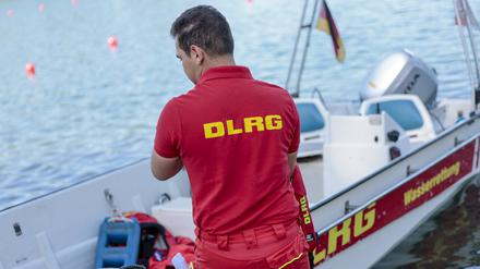 Einsatzkräfte der DLRG (Deutsche Lebens-Rettungs-Gesellschaft) simulieren die Rettung einer Person.